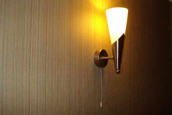 Настенный светильник с веревочным выключателем