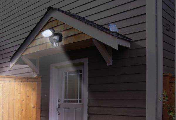 Прожектор с датчиком движения на крыльце частного дома