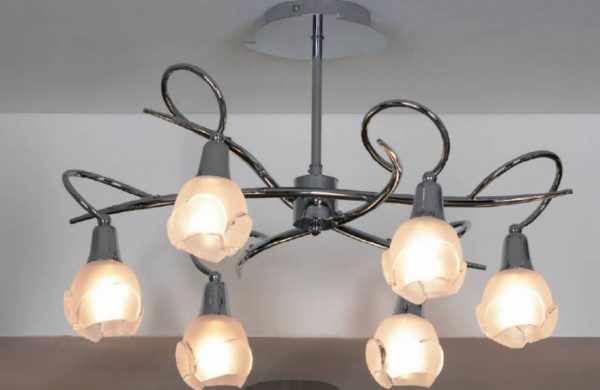 При использовании ламп накаливания нужно обеспечить их значительное удаление от полотна потолка