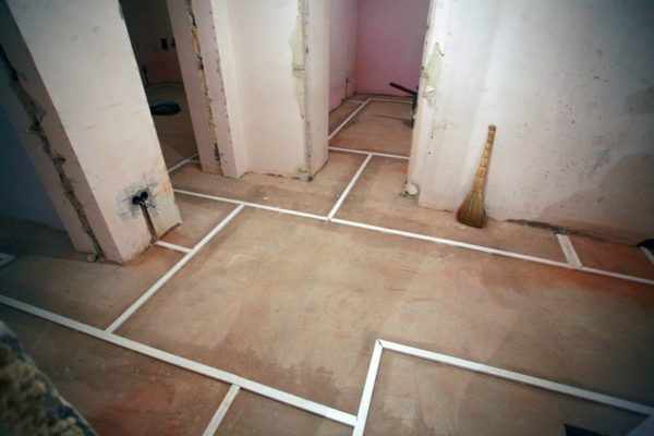 Монтаж проводов по полу позволяет избавиться от штробления стен