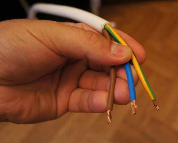 Цветовая маркировка проводов для подсоединения розетки