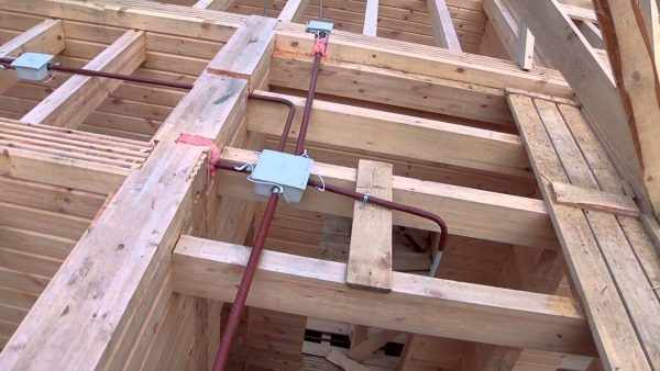 Монтаж скрытой электропроводки в деревянном доме