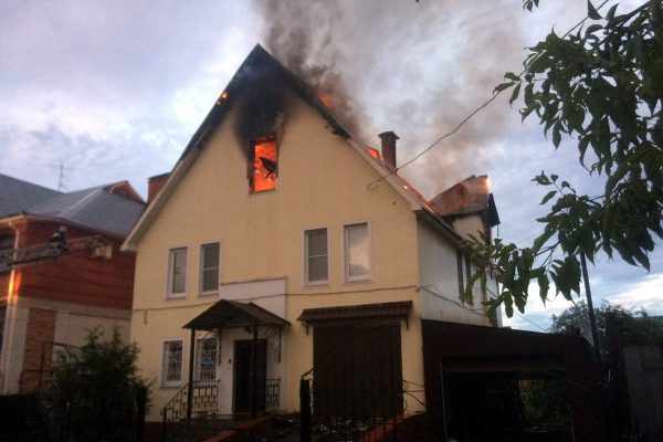 Прямой удар молнии в крышу дома может привести к пожару