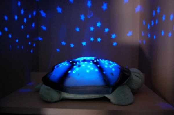 Детский светильник в виде черепахи с проектором на панцире