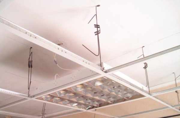 Монтаж светильника на направляющие потолка Армстронг