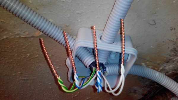 Согласно ПУЭ электропроводку в жилых помещениях следует выполнять медным кабелем