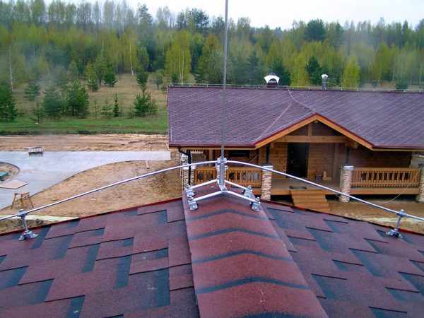 Размещение стержневого громоотвода на краю крыши