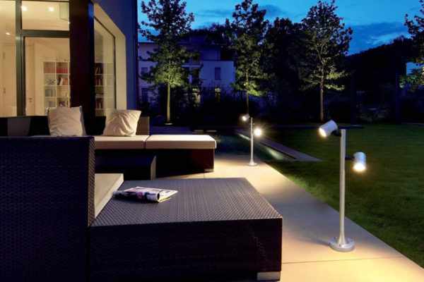 Для освещения террасы рекомендуется использовать влагозащищенные осветительные приборы