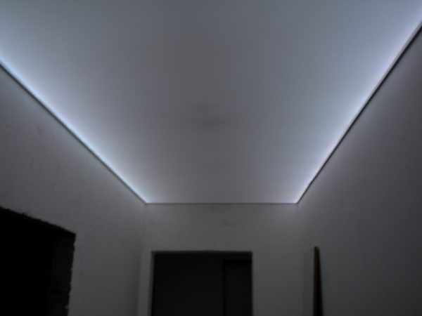 Освещение потолка с помощью светодиодной ленты