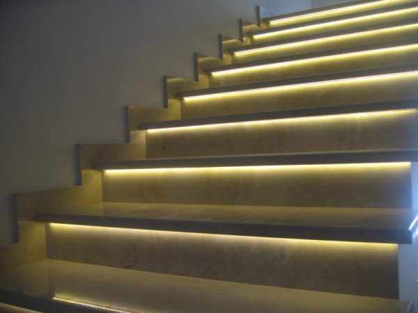 Использование светодиодной ленты для освещения лестницы