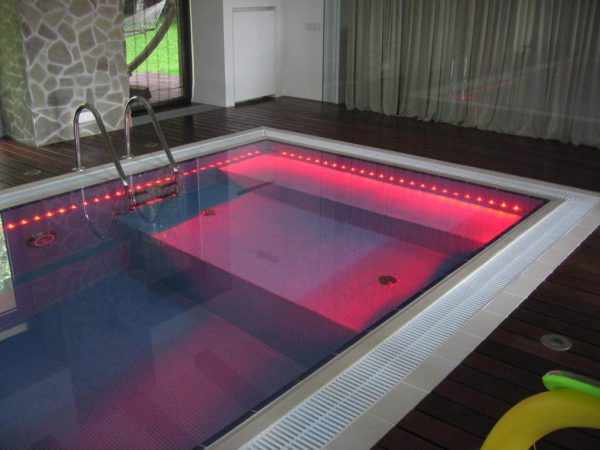 Герметичную светодиодную ленту можно использовать для освещения бассейна
