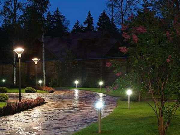 Размещение светильников во дворе загородного дома