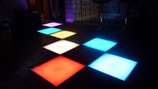Напольные световые модули в ночном клубе