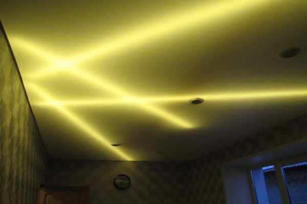 Подсветка натяжного потолка с помощью светодиодной ленты