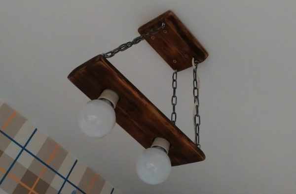 Оригинальный потолочный светильник из подручных материалов