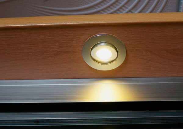Точечный галогеновый светильник в шкафу