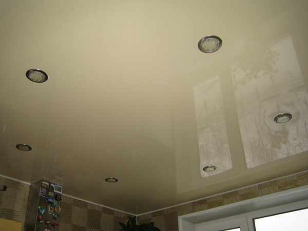 В натяжной потолок часто устанавливают точечные светильники