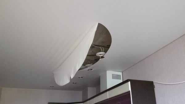 Повреждение натяжного потолка при снятии светильников