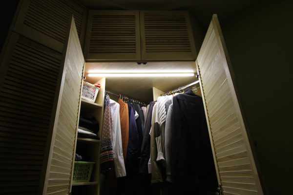 Неоновая подсветка в шкафу для одежды