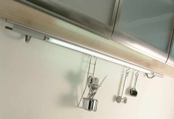 Подсветка рабочей зоны на кухне с помощью люминесцентных ламп