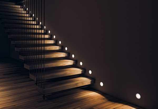 Освещение лестницы с помощью встроенных светильников