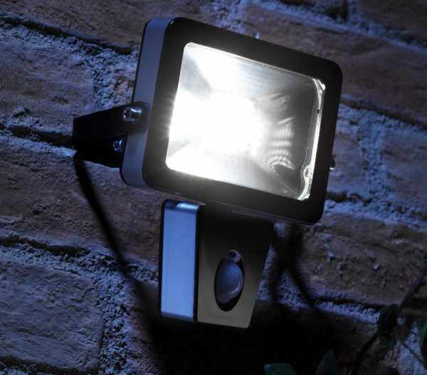 Светодиодный прожектор со встроенным сенсором отличает высокая экономичность и долгий срок службы
