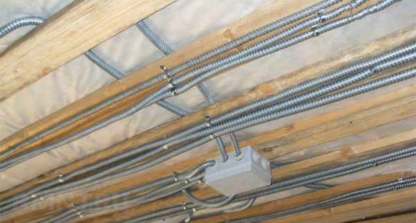 Использование металлорукава для проводки в деревянном доме