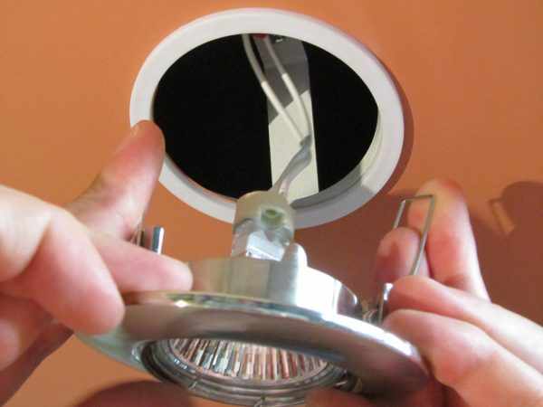 Монтаж светильника с галогенной лампой с защитным кольцом