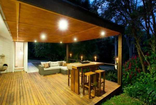 Грамотное освещение позволит создать на террасе уютное место для отдыха в вечернее время