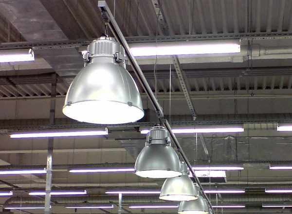 Первоначально светильники на тросах предназначались для освещения промышленных объектов